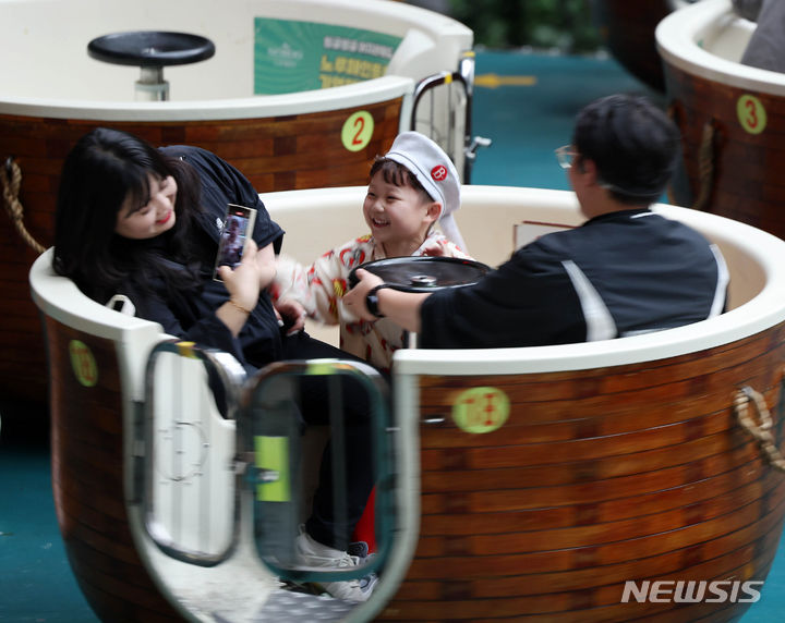 [서울=뉴시스] 김명년 기자 = 어린이날인 지난해 5월5일 오전 서울 송파구 롯데월드에서 아이들이 놀이기구를 타며 즐거운 시간을 보내고 있다. 2024.05.05. kmn@newsis.com