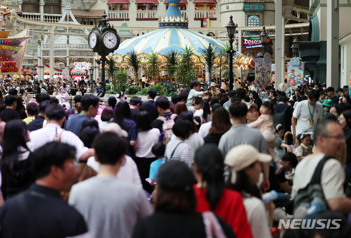 [서울=뉴시스] 김명년 기자 = 어린이날인 5일 오후 서울 송파구 롯데월드가 나들이를 나온 시민들로 붐비고 있다. 2024.05.05. kmn@newsis.com
