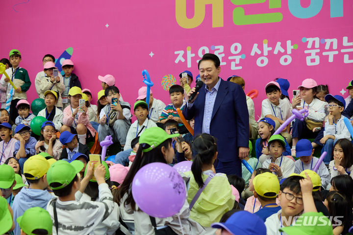 [서울=뉴시스]윤석열 대통령이 5일 청와대 연무관에서 열린 제102회 어린이날 초청행사에서 인사말 하고 있다. (사진=대통령실 제공) 2024.05.05. photo@newsis.com