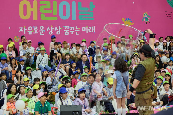 [서울=뉴시스]윤석열 대통령이 5일 청와대 연무관에서 열린 제102회 어린이날 초청행사에서 어린이들과 버블 매직쇼를 관람하고 있다. (사진=대통령실 제공) 2024.05.05. photo@newsis.com
