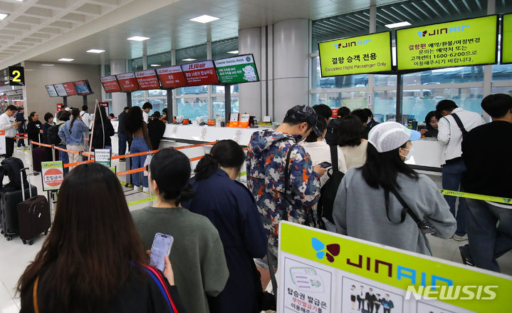 [제주=뉴시스] 우장호 기자 = 제주 지역에 강풍특보가 내려진 5일 오후 제주국제공항 3층 출발장 항공사 수속대에 항공기 결항 알림이 안내되고 있다. 2024.05.05. woo1223@newsis.com