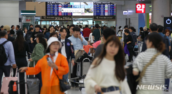 [제주=뉴시스] 우장호 기자 = 제주 지역에 강풍특보가 내려진 5일 오후 제주국제공항에 이용객들이 몰려 혼잡한 모습을 보이고 있다. 2024.05.05. woo1223@newsis.com