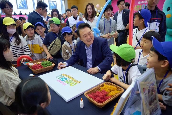 [서울=뉴시스]윤석열 대통령이 5일 청와대 연무관에서 열린 제102회 어린이날 초청행사에서 공기정화식물 액자 만들기 체험 부스를 찾아 어린이들과 대화를 나누고 있다. (사진=대통령실 제공) 2024.05.05. photo@newsis.com *재판매 및 DB 금지