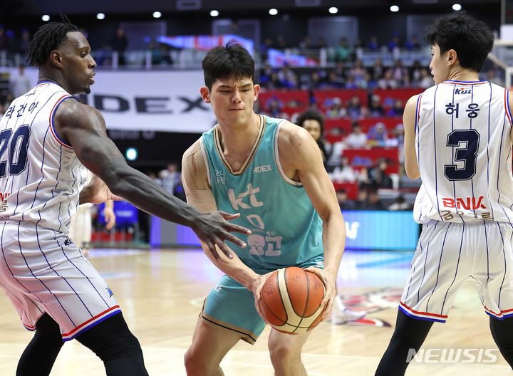 [수원=뉴시스] 정병혁 기자 = KBL 수원 KT의 센터 하윤기(가운데). 2024.05.05. jhope@newsis.com
