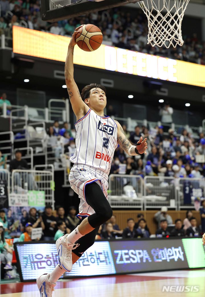 [수원=뉴시스] 정병혁 기자 = 5일 경기 수원시 수원 KT 소닉붐 아레나에서 열린 2023-2024 정관장 프로농구 챔피언결정전 5차전 수원 KT 소닉붐과 부산 KCC 이지스의 경기, KCC 최준용이 슛을 하고 있다. 2024.05.05. jhope@newsis.com