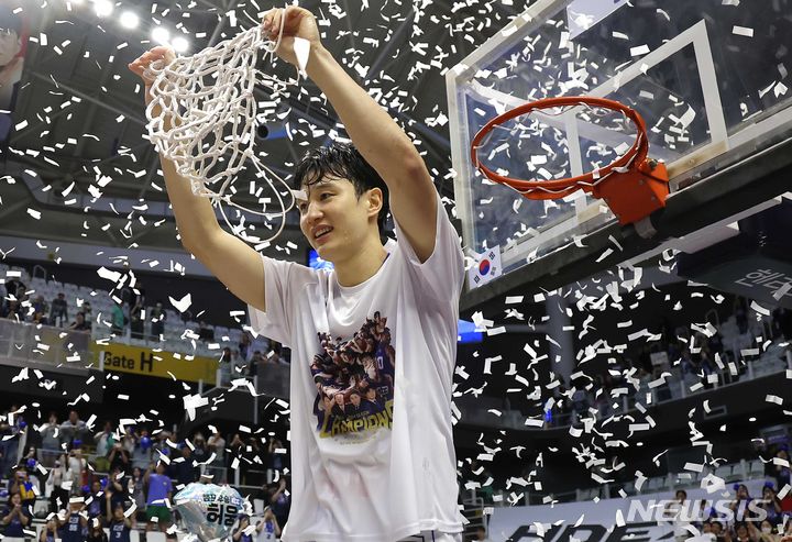 [수원=뉴시스] 정병혁 기자 = 지난 5월5일 경기 수원시 수원 KT 소닉붐 아레나에서 열린 2023-2024 정관장 프로농구 챔피언결정전 5차전 수원 KT 소닉붐과 부산 KCC 이지스의 경기에서 우승한 KCC 허웅이 그물 커팅을 하고 있다. 2024.05.05. jhope@newsis.com