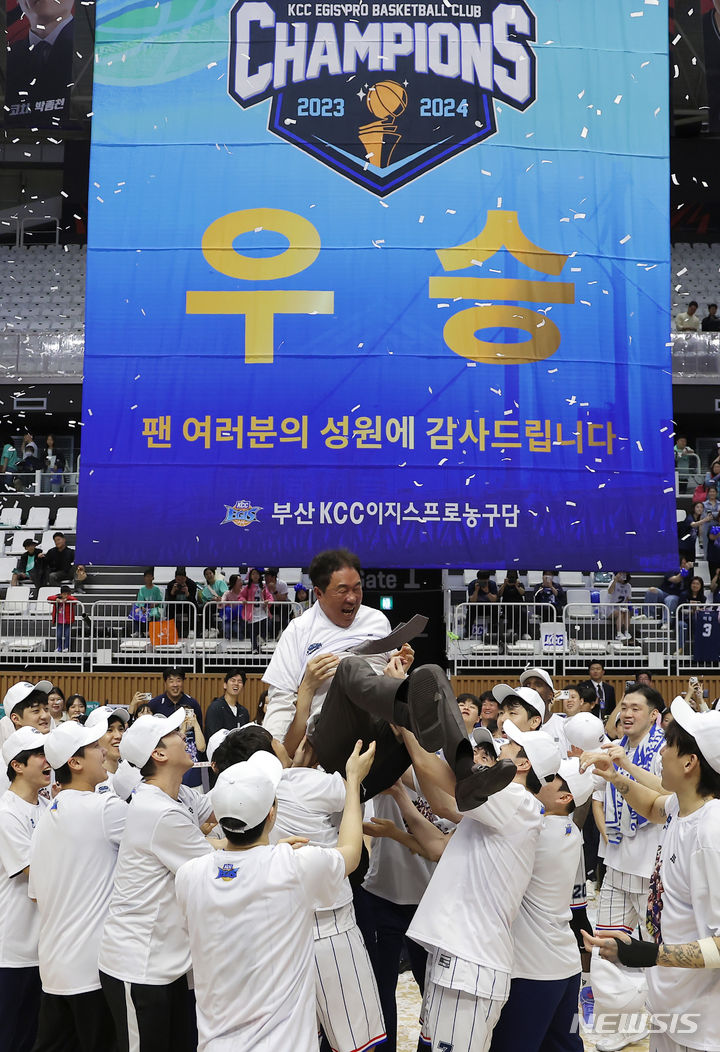 [수원=뉴시스] 정병혁 기자 = 5일 경기 수원시 수원 KT 소닉붐 아레나에서 열린 2023-2024 정관장 프로농구 챔피언결정전 5차전 수원 KT 소닉붐과 부산 KCC 이지스의 경기에서 88대 70으로 승리해 우승을 차지한 KCC 선수들이 전창진 감독을 헹가래 치고 있다. 2024.05.05. jhope@newsis.com