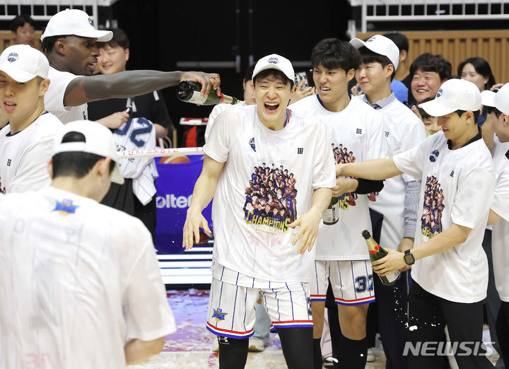 [수원=뉴시스] 정병혁 기자 = 5일 경기 수원시 수원 KT 소닉붐 아레나에서 열린 2023-2024 정관장 프로농구 챔피언결정전에서 우승을 차지한 KCC 선수들이 허웅에게 샴페인을 뿌리고 있다. 2024.05.05. jhope@newsis.com