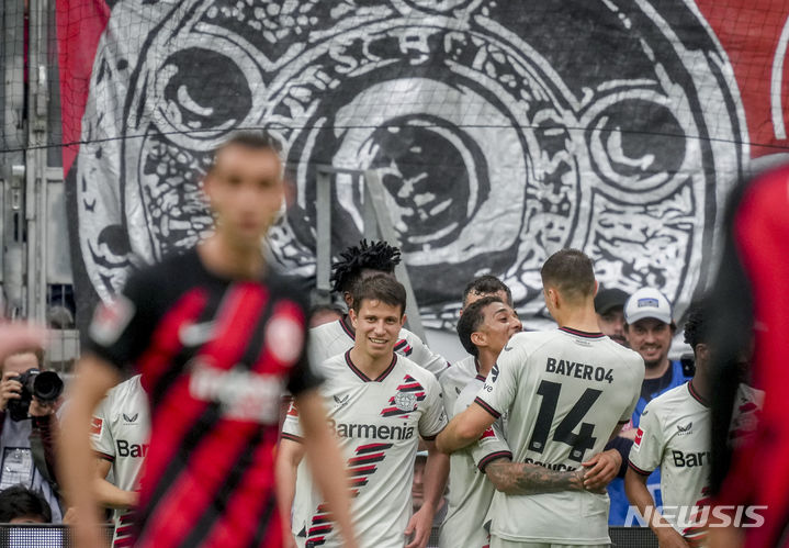 [프랑크푸르트=AP/뉴시스]레버쿠젠, 공식전 48경기 무패 행진. 2024.05.05.