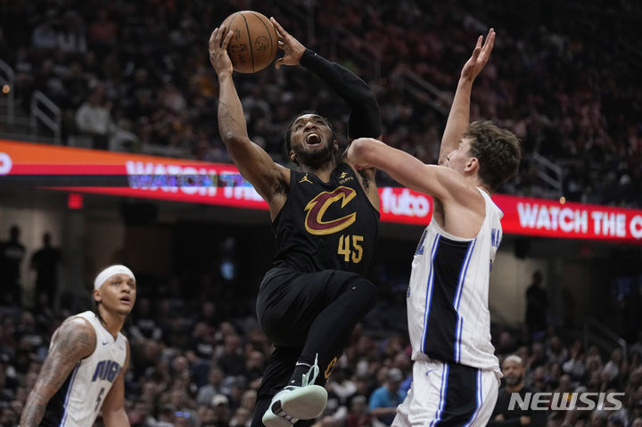 [클리블랜드=AP/뉴시스]NBA 클리블랜드, 동부 4강 PO 막차. 2024.05.05.