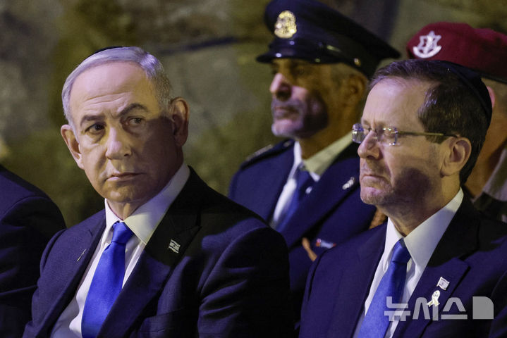 [예루살렘=AP/뉴시스]베냐민 네타냐후 이스라엘 총리와 이츠하크 헤르초그 이스라엘 대통령이 지난해 5월6일 예루살렘에서 홀로코스트 기억의 날 행사에 참석한 모습. 2025.02.17.