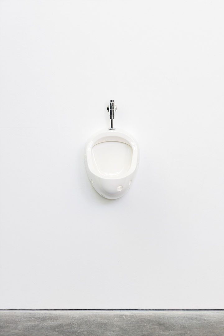 엘름그린 & 드라그셋 〈Masculinity〉 2023Marble, polished stainless steel 40 x 27.5 x 32 cmCourtesy of the artists and Kukje Gallery 사진: Elmar Vestner 이미지 제공: 국제갤러리 *재판매 및 DB 금지