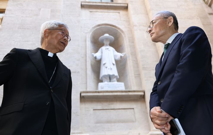[서울=뉴시스] 유인촌 문화체육관광부 장관이 3일(현지시간) 바티칸 교황청에서 교황청 성직자성 장관 유흥식 추기경을 만나 성 베드로 대성전의 김대건 신부 성상 앞에서 이야기를 나누고 있다.&nbsp; (사진=문화체육관광부 제공) 2024..05.06. photo@newsis.com&nbsp; *재판매 및 DB 금지