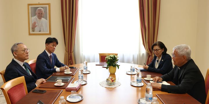 [서울=뉴시스] 유인촌 문화체육관광부 장관이 3일(현지시간) 바티칸 교황청에서 교황청 성직자성 장관 유흥식 추기경을 만나 면담을 하고 있다. (사진=문화체육관광부 제공) 2024..05.06. photo@newsis.com *재판매 및 DB 금지