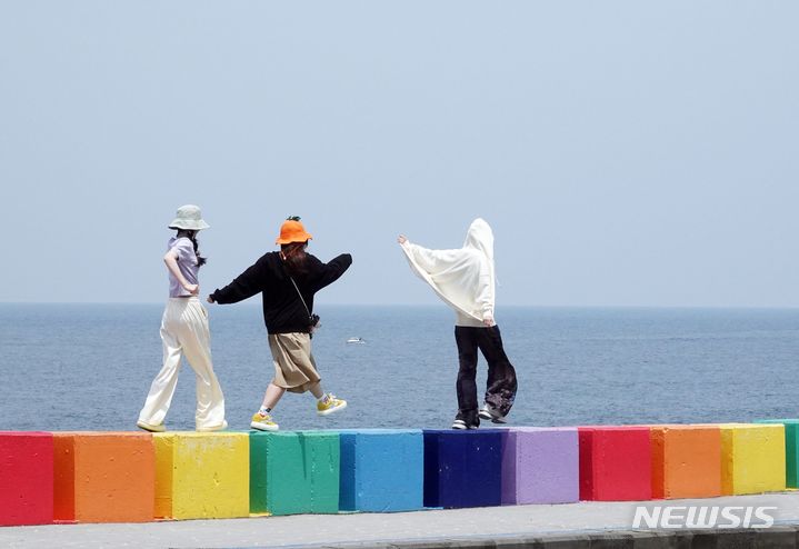 [제주=뉴시스] 오영재 기자 = 맑은 날씨를 보인 6일 오후 제주시 도두동 무지개해안도로에서 관광객들이 즐거운 시간을 보내고 있다. 2024.05.06. oyj4343@newsis.com 