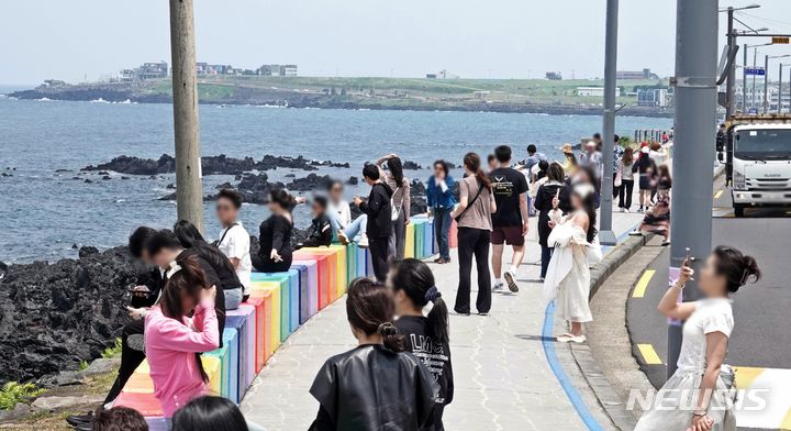 [제주=뉴시스] 오영재 기자 = 맑은 날씨를 보인 6일 오후 제주시 도두동 무지개해안도로에서 관광객들이 즐거운 시간을 보내고 있다. 2024.05.06. oyj4343@newsis.com 