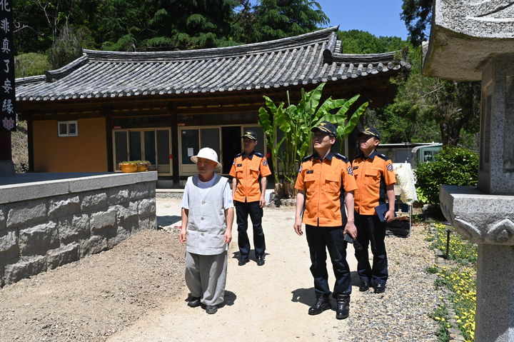 [대구=뉴시스] 대구서부소방서는 부처님 오신 날을 대비해 서구 상리동에 있는 무학사에서 화재예방 컨설팅을 진행했다. (사진=대구서부소방서 제공) 2024.05.06. photo@newsis.com *재판매 및 DB 금지