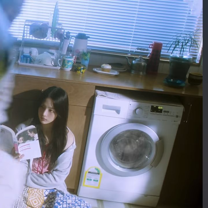 [서울=뉴시스] 뉴진스 '버블검' 뮤직비디오 속 민지가 읽고 있는 '순수의 시대'. (사진 = 유튜브 캡처) 2024.05.07. photo@newsis.com *재판매 및 DB 금지