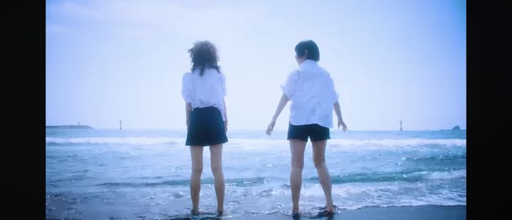 [서울=뉴시스] 뉴진스 '버블검' 뮤직비디오 속 윤슬이 반짝이는 장면. (사진 = 유튜브 캡처) 2024.05.07. photo@newsis.com *재판매 및 DB 금지