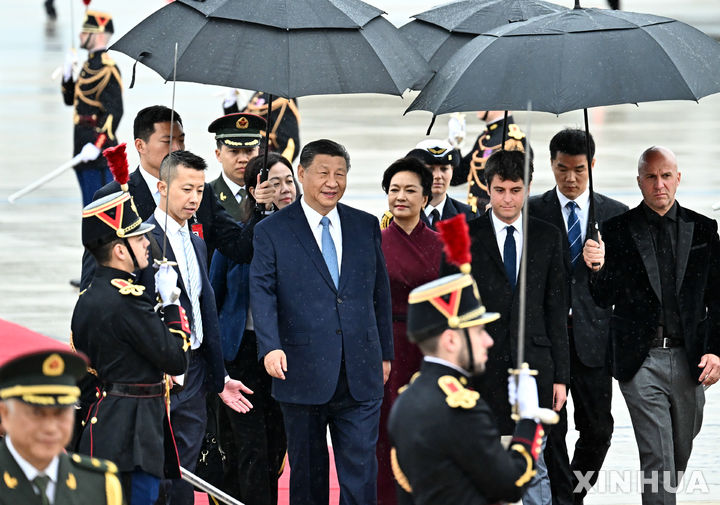 [파리=신화/뉴시스]시진핑 중국 국가주석이 5일(현지시각) 에마뉘엘 마크롱 프랑스 대통령의 초청으로 프랑스 국빈 방문을 위해 파리에 도착했다. 사진은 파리 오를리공항에서 가브리엘 아탈 프랑스 총리의 영접을 받는 시 주석 부부. 2024.5.6