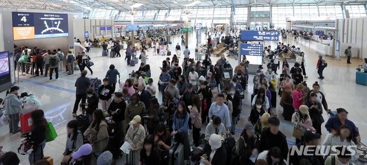 [인천공항=뉴시스] 김선웅 기자 = 근로자의 날과 어린이날 연휴를 포함한 엿새간 인천공항 해외 여행객 수가 112만명을 넘을 것으로 전망된다. 인천공항공사에 따르면 1~6일 인천국제공항 일평균 여객수는 18만여 명이고 승객이 가장 많은 날은 마지막 날인 6일이 될 것으로 예측된다. 6일 인천국제공항에서 여행객들이 오가고 있다. 2024.05.06. mangusta@newsis.com