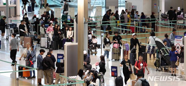 [인천공항=뉴시스] 김선웅 기자 = 근로자의 날과 어린이날 연휴를 포함한 엿새간 인천공항 해외 여행객 수가 112만명을 넘을 것으로 전망된다. 인천공항공사에 따르면 1~6일 인천국제공항 일평균 여객수는 18만여 명이고 승객이 가장 많은 날은 마지막 날인 6일이 될 것으로 예측된다. 6일 인천국제공항에서 여행객들이 오가고 있다. 2024.05.06. mangusta@newsis.com