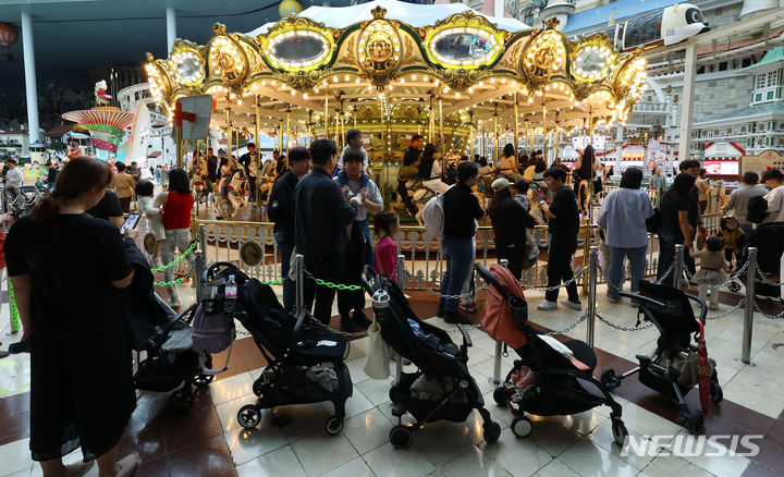 [서울=뉴시스] 최진석 기자 = 어린이날 연휴 마지막 날인 6일 서울 송파구 롯데월드를 찾은 시민들이 막바지 연휴를 즐기고 있다. 2024.05.06. myjs@newsis.com