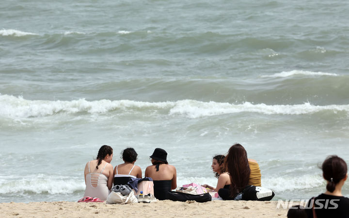 [부산=뉴시스] 하경민 기자 = 6일 부산 해운대구 해운대해수욕장을 찾은 외국인들이 일광욕을 즐기고 있다. 2024.05.06. yulnetphoto@newsis.com