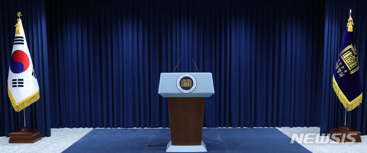 [서울=뉴시스] 조수정 기자 = 윤석열 대통령의 취임 2주년 기자회견이 오는 9일 서울 용산 대통령실 청사 브리핑룸에서 열릴 예정이다. 사진은 6일 서울 용산 대통령실 청사 브리핑룸. 2024.05.06. chocrystal@newsis.com