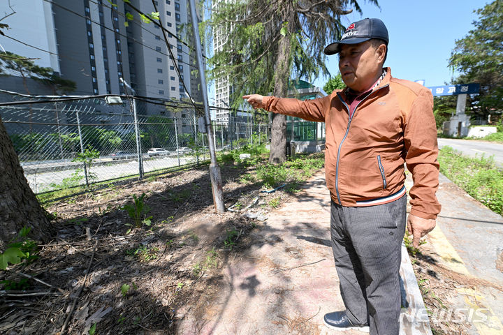 [광주=뉴시스] 이영주 기자 = 5·18민주화운동 당시 3공수여단 11대대 2지역대 7중대장 중대장을 맡았던 박성현(74)씨가 지난 3일 광주 북구 각화동 옛 광주교도소에서 자신이 들은 항쟁 희생자 암매장 사실을 밝히고 있다. 2024.05.06. leeyj2578@newsis.com