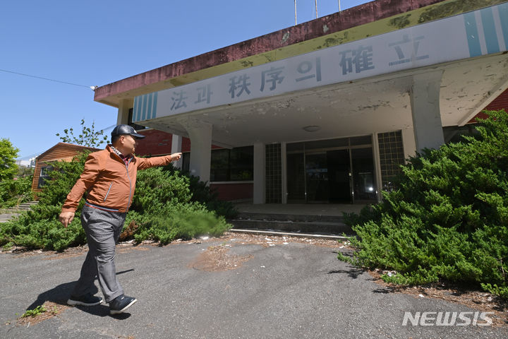 [광주=뉴시스] 이영주 기자 = 5·18민주화운동 당시 3공수여단 11대대 2지역대 7중대장 중대장을 맡았던 박성현(74)씨가 지난 3일 광주 북구 각화동 옛 광주교도소를 돌며 시설을 설명하고 있다. 2024.05.06. leeyj2578@newsis.com