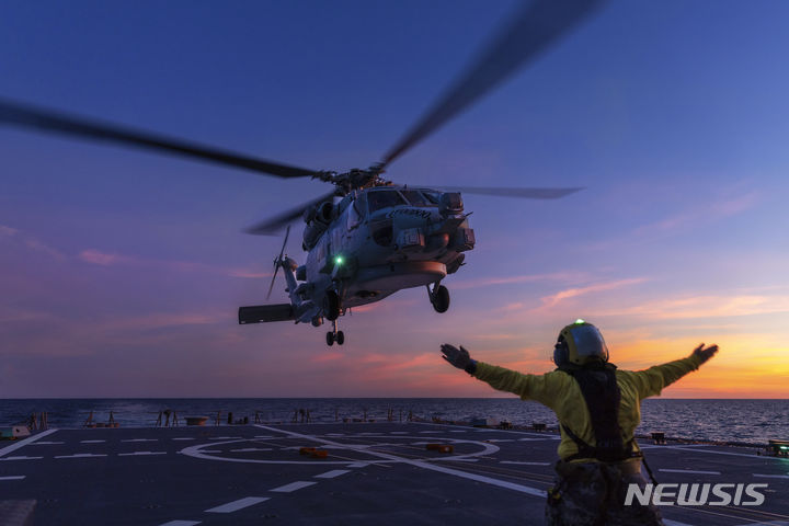 [AP/뉴시스]호주는 미국과 협력해 고속기동포병로켓시스템(HIMARS·하이마스) 등에 장착할 수 있는 차세대 중거리 미사일 프리즘(PrSM)을 생산하기로 했다. 호주군에 배치된다. 사진은 호주군이 제공한 것으로, 호주군 시호크 헬기가 HMAS 호바트호 갑판에 착륙하는 모습. 사진 촬영 날짜는 제공되지 않았다. 사진과 기사는 직접적인 관련 없음. 2025.06.10.