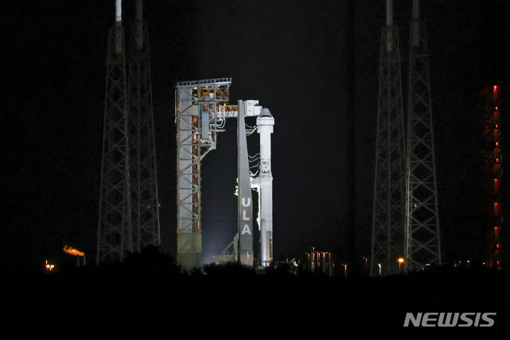 [서울=AP/뉴시스] 6일(현지시각) 미국 플로리다주 케이프커 내버럴의 케이프커 내버럴 우주 정거장에서 보잉의 스타라이너 캡슐이 발사가 취소된 후 우주 발사 단지 41 아틀라스 V 로켓 위에 있는 모습. 2024.05.07. photo@newsis.com
