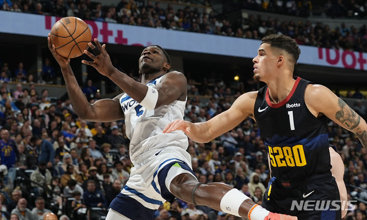 [덴버=AP/뉴시스]미네소타 에드워즈(왼쪽)가 슛을 시도하고 있다. 2024.05.06.