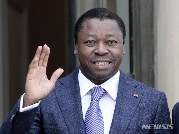 [파리=AP/뉴시스] 포르 냐싱베 토고 대통령이 대통령 선거 폐지를 골자로 한 개헌안을 공포했다. 사진은 냐싱베 대통령이 2021년 4월9일(현지시각) 프랑스 파리 엘리제궁에서 오찬에 앞서 취재진에게 손을 들어보이는 모습. 2024.05.08.