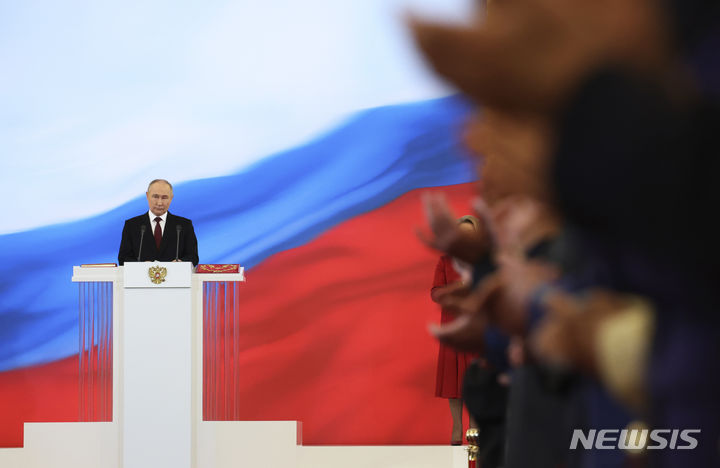 [모스크바=AP/뉴시스] 블라디미르 푸틴 러시아 대통령이 지난 7일(현지시각) 모스크바 크렘린궁에서 열린 취임식에 참석해 연설하고 있다. 5번째 임기를 시작한 푸틴 대통령은 대국민 연설을 통해 "우리는 현재와 미래 세대를 위해 러시아의 운명을 스스로 결정할 것"이라고 말했다. 2024.05.08.