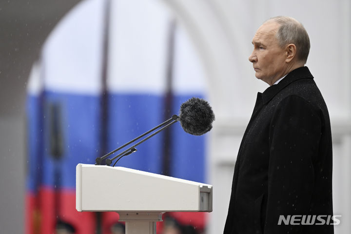 [모스크바=AP/뉴시스] 블라디미르 푸틴 러시아 대통령이 7일(현지시각) 모스크바 크렘린궁에서 취임식을 마친 후 의장대를 사열하고 있다. 5번째 임기를 시작한 푸틴 대통령은 대국민 연설을 통해 "우리는 현재와 미래 세대를 위해 러시아의 운명을 스스로 결정할 것"이라고 말했다. 2024.05.08.