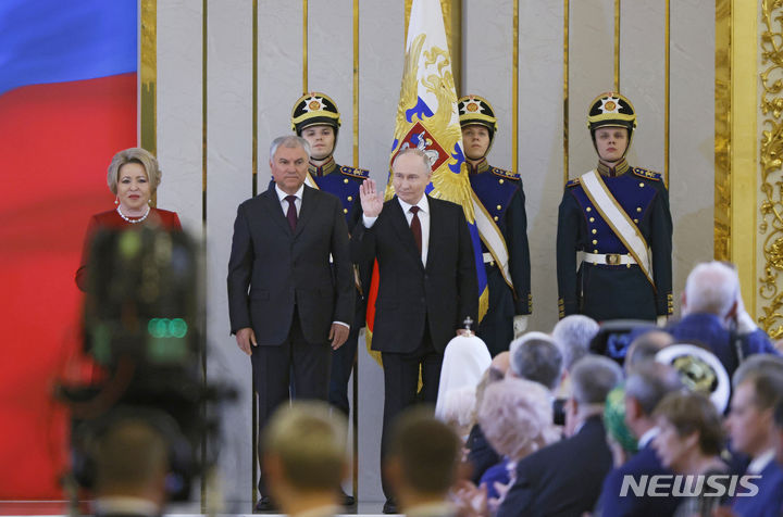 [모스크바=AP/뉴시스] 블라디미르 푸틴(가운데) 러시아 대통령이 7일(현지시각) 러시아 모스크바 크렘린궁 대궁전에서 열린 취임식에서 참석자들에게 손을 흔들고 있다. 2024.05.08.