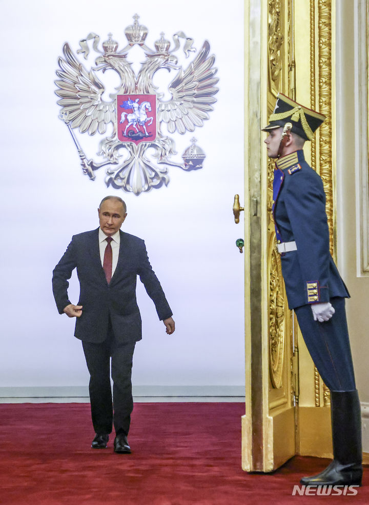 [모스크바=AP/뉴시스] 블라디미르 푸틴 러시아 대통령이 7일(현지시각) 모스크바 크렘린궁에서 열리는 대통령 취임식장에 들어서고 있다. 5번째 임기를 시작한 푸틴 대통령은 대국민 연설을 통해 "우리는 현재와 미래 세대를 위해 러시아의 운명을 스스로 결정할 것"이라고 말했다. 2024.05.08.