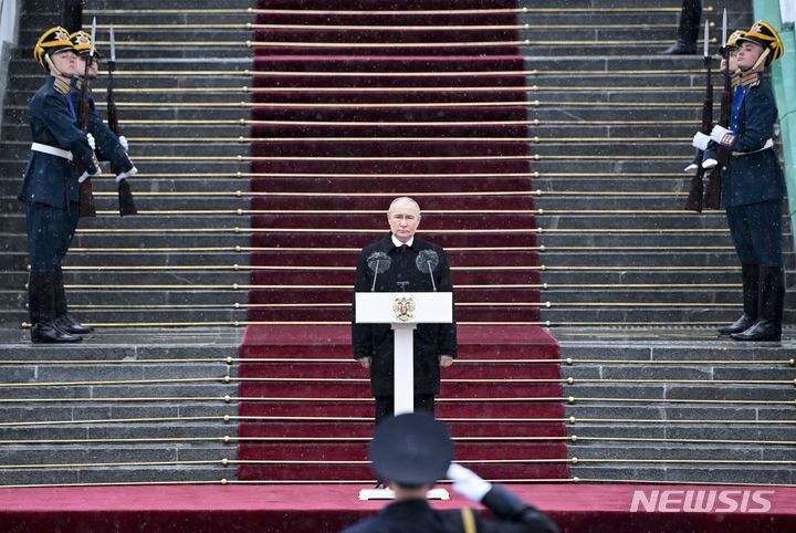 [모스크바=AP/뉴시스] 블라디미르 푸틴 러시아 대통령이 7일(현지시각) 러시아 모스크바 크렘린궁에서 취임식을 가진 뒤 대통령 의장대 앞에서 연설하고 있다. 2024.05.08.