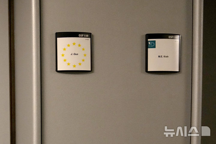 [브뤼셀=AP/뉴시스] 지난해 5월 벨기에 브뤼셀 유럽의회 내 독일 극우 독일대안당(AfD) 막시밀리안 크라 의원과 그의 보좌관인 독일 국적 지안 궈의 이름표가 굳게 닫힌 사무실 문 앞에 나란히 걸려 있다. 궈는 중국 간첩 혐의로 징역 4년 9개월을 선고 받았다. 2025.10.01.