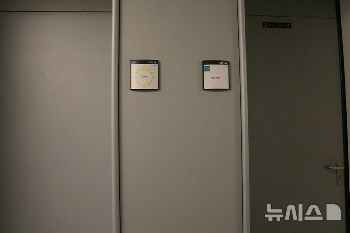 [브뤼셀=AP/뉴시스]유럽의회에서 저명한 독일 국회의원을 위해 일했던 한 남성 보좌관이 4년 넘게 중국을 위한 스파이 활동을 한 혐의로 기소됐다고 독일 수사당국이 29일(현지 시간) 발표했다. 사진은 지난해 5월 7일 독일대안당(AfD) 소속 막시밀리안 크라 유럽의회 의원(오른쪽)과 그를 위해 일했던 독일 국적인 지안 궈의 사무실 앞에 이름을 적은 플래카드가 나란히 걸려있는 모습. 2025.04.30.