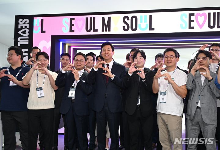 [두바이=뉴시스]6일 두바이 핀테크 서밋 서울기업관에 참여한 서울기업과 기념 촬영 중인 오세훈 서울시장.
