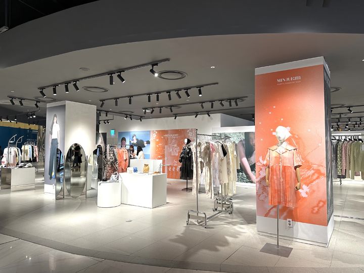 [서울=뉴시스] 롯데백화점이 K-컨템포러리 브랜드인 '파쿠아(PAKUA)'의 팝업스토어를 오는 26일까지 서울 에비뉴엘 잠실점 지하 1층에서 국내 최초로 선보인다고 7일 밝혔다. (사진=롯데백화점 제공) *재판매 및 DB 금지