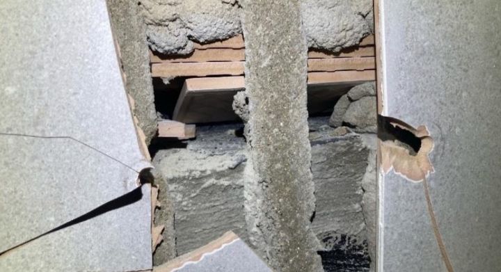 [서울=뉴시스] 이어 화장실 벽 내부 사진을 공개하며 "화장실 타일 안에는 자재 부족하니까 타일로 채워놨다"고 부연했다(사진= 보배드림 갈무리) *재판매 및 DB 금지