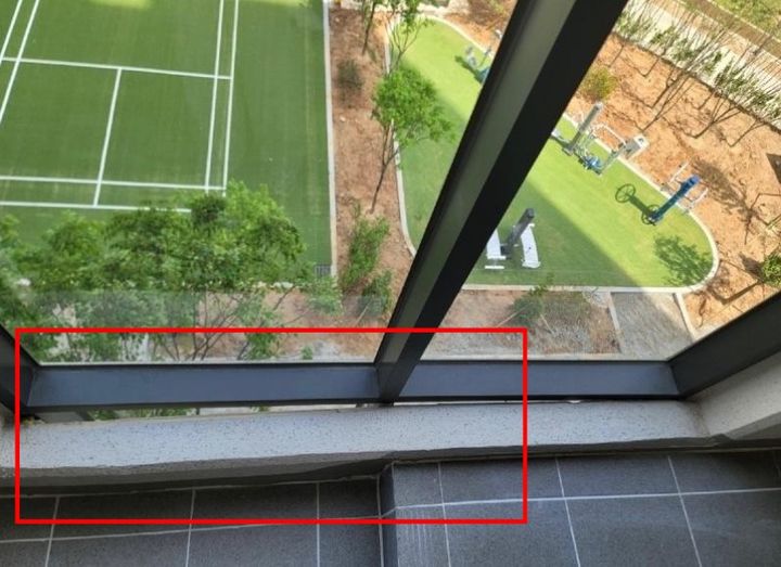 [서울=뉴시스] 그 밖에도 창문과 바닥 틈새가 생긴 사진과 공사 중 인부가 쓴 것으로 추정되는 낙서도 남아 있었다(사진= 보배드림 갈무리) *재판매 및 DB 금지