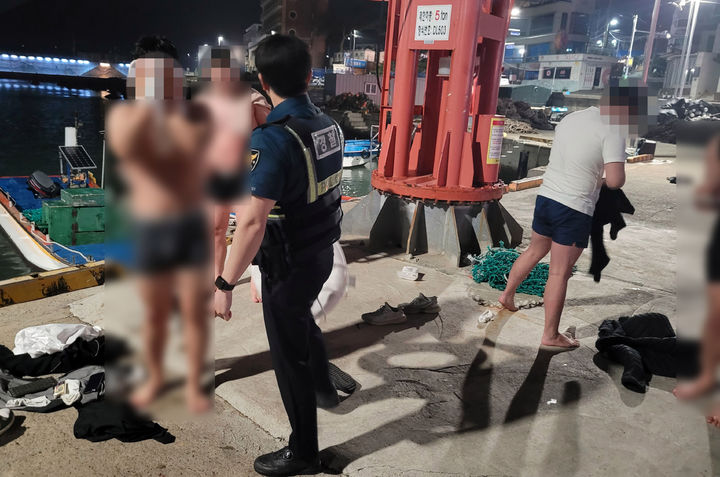 [부산=뉴시스] 7일 새벽 부산 해운대구 청사포 선착장 내 바다에 술을 마시고 들어갔다가 경찰에 구조된 남성들. (사진=부산경찰청 제공) *재판매 및 DB 금지
