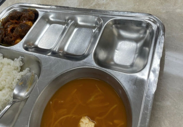 [서울=뉴시스] 서울 서초구의 한 중학교에서 부실 급식 논란이 제기돼 학부모들의 공분을 사고 있다. (사진= 온라인 커뮤니티 갈무리) *재판매 및 DB 금지