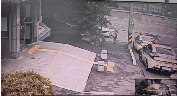 [서울=뉴시스] 어려운 아이의 가정에 전해달라며 경찰서 지구대 앞에 현금과 음식, 의류가 든 상자를 두고 간 세 아이 부모의 훈훈한 사연이 공개됐다. (영상= 부산 북부경찰서 덕천지구대 제공) *재판매 및 DB 금지