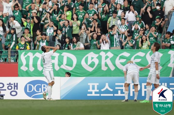 [서울=뉴시스]추락하는 K리그1 전북 현대. (사진=프로축구연맹 제공)